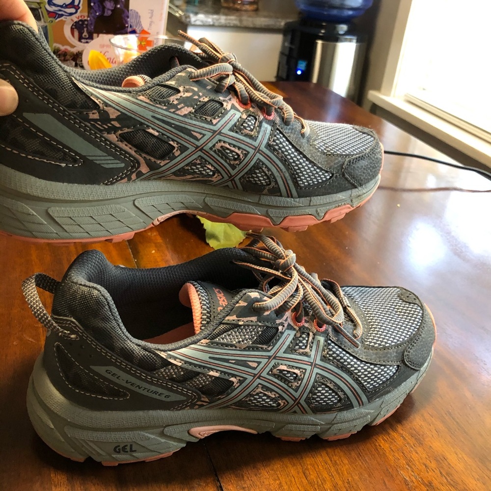 Pre-Owner ASICS Gel Venture 6